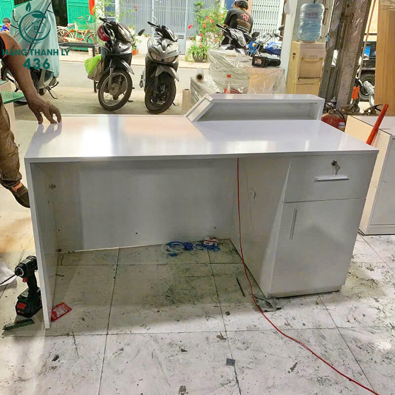 Quầy Lễ Tân Đèn LED Mạ Vàng Mới 99% quay-le-tan-den-led-ma-vang-moi-99-2 Quầy Lễ Tân Đèn LED Mạ Vàng Mới 99%