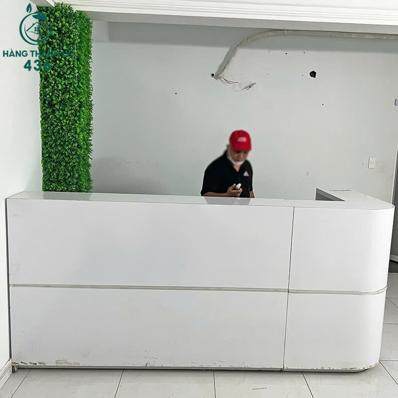 Quầy Lễ Tân Gỗ Cũ 2M5x1Mx1M15 Màu Trắng Hiện Đại quay-le-tan-go-cu-mau-trang-thiet-ke-hien-dai-4 Quầy Lễ Tân Gỗ Cũ 2M5x1Mx1M15 Màu Trắng Hiện Đại
