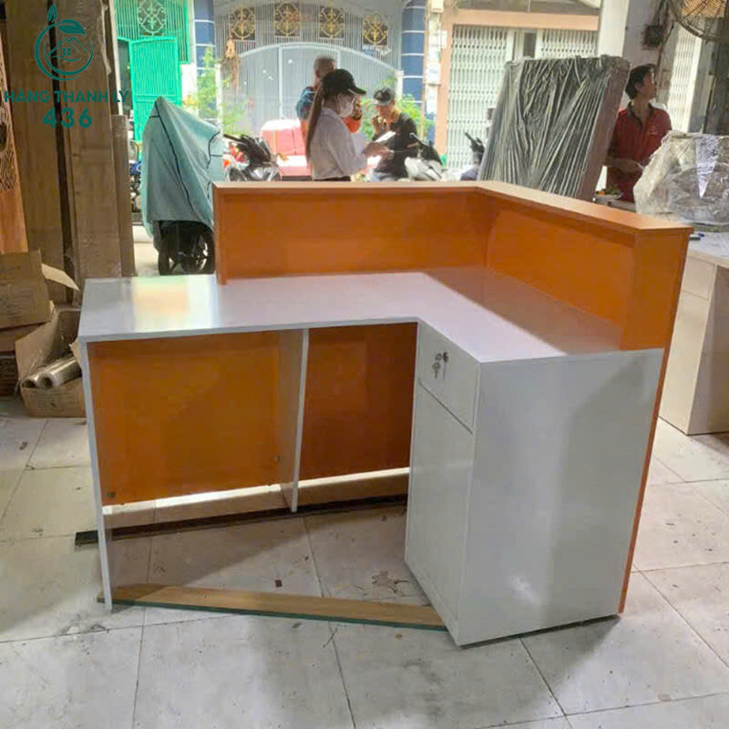 Quầy Lễ Tân Thiết Kế Đơn Giản Màu Cam Mới 99% quay-le-tan-thiet-ke-don-gian-mau-cam-moi-99-1 Quầy Lễ Tân Thiết Kế Đơn Giản Màu Cam Mới 99%
