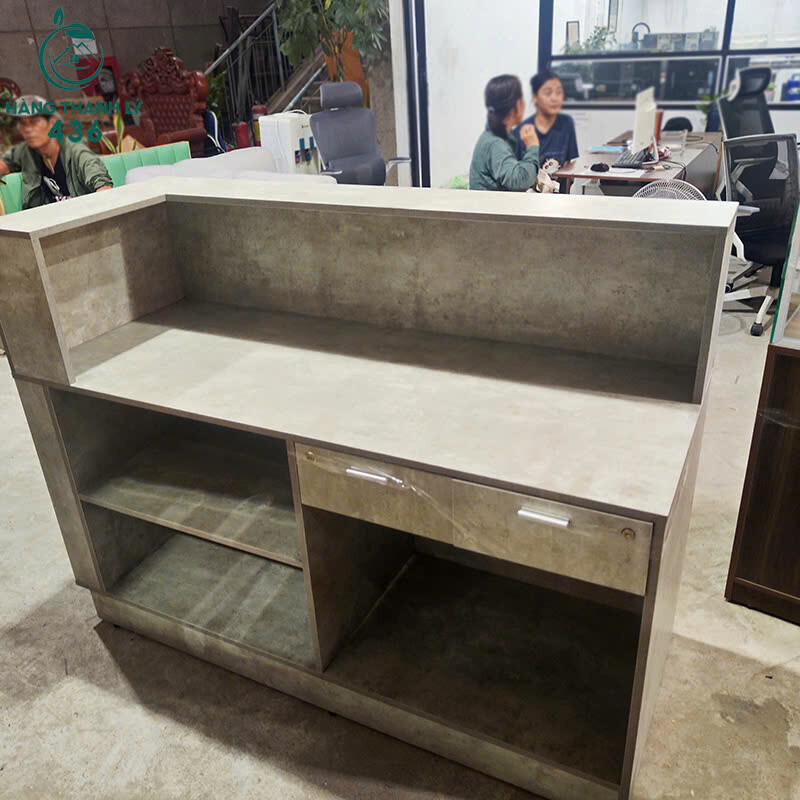 Quầy Thu Ngân Cũ 1M5x1M1x60CM Gỗ Vân Đẹp Sang Trọng quay-thu-ngan-cu-go-van-dep-sang-trong-3 Quầy Thu Ngân Cũ 1M5x1M1x60CM Gỗ Vân Đẹp Sang Trọng