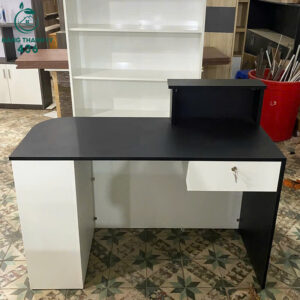 quay-thu-ngan-mat-den-than-trang-hien-dai-moi-99