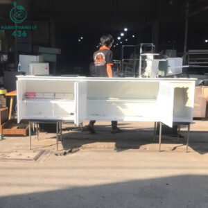 tu-bep-cu-mau-trang-co-cua-lua-tien-dung