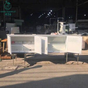 tu-bep-cu-mau-trang-co-cua-lua-tien-dung