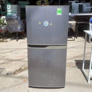 tu-lanh-panasonic-cu-mau-xam-hoat-dong-em