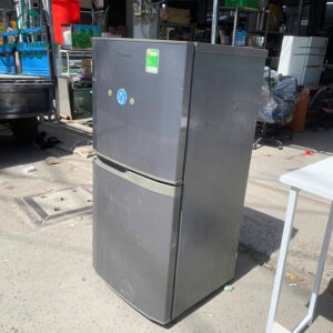 tu-lanh-panasonic-cu-mau-xam-hoat-dong-em