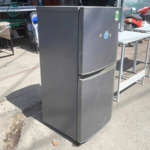 tu-lanh-panasonic-cu-mau-xam-hoat-dong-em