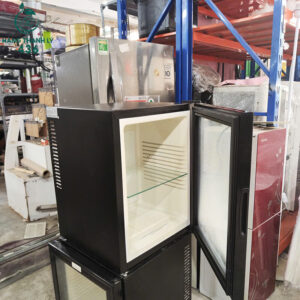 tu-mat-mini-cua-kinh-cu-trung-bay-de-ban