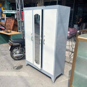 tu-quan-ao-3-canh-cu-son-trang-co-guong