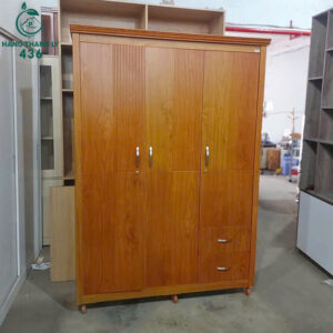 tu-quan-ao-go-cu-3-canh-kem-ngan-keo-mau-van-go-dep