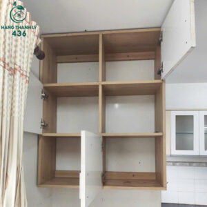 tu-treo-tuong-go-cong-nghiep-cu-mau-trang