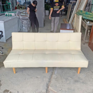 Mẫu sofa băng da cũ màu kem này có thiết kế đơn giản, hiện đại, phù hợp với nhiều không gian như phòng khách căn hộ, phòng chờ, văn phòng hoặc homestay. Ghế bọc da màu sáng, bề mặt còn đẹp, ít trầy xước, dễ lau chùi và tạo cảm giác sạch sẽ, thoáng không gian. Đệm ngồi dày, độ đàn hồi tốt, ngồi êm và không bị xẹp lún. Lưng ghế may ô vuông nhẹ, form thẳng, ngồi tựa thoải mái.
