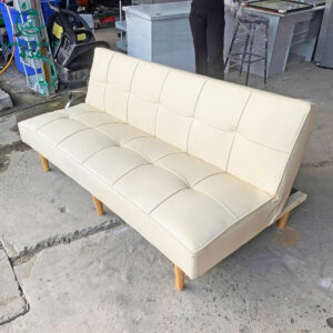 Mẫu sofa băng da cũ màu kem này có thiết kế đơn giản, hiện đại, phù hợp với nhiều không gian như phòng khách căn hộ, phòng chờ, văn phòng hoặc homestay. Ghế bọc da màu sáng, bề mặt còn đẹp, ít trầy xước, dễ lau chùi và tạo cảm giác sạch sẽ, thoáng không gian. Đệm ngồi dày, độ đàn hồi tốt, ngồi êm và không bị xẹp lún. Lưng ghế may ô vuông nhẹ, form thẳng, ngồi tựa thoải mái.