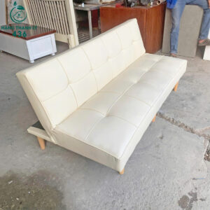Mẫu sofa băng da cũ màu kem này có thiết kế đơn giản, hiện đại, phù hợp với nhiều không gian như phòng khách căn hộ, phòng chờ, văn phòng hoặc homestay. Ghế bọc da màu sáng, bề mặt còn đẹp, ít trầy xước, dễ lau chùi và tạo cảm giác sạch sẽ, thoáng không gian. Đệm ngồi dày, độ đàn hồi tốt, ngồi êm và không bị xẹp lún. Lưng ghế may ô vuông nhẹ, form thẳng, ngồi tựa thoải mái.