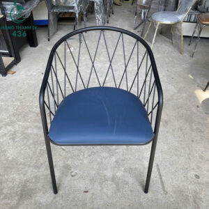 ghe-cafe-boc-da-nau-khung-sat-co-tay-moi-99