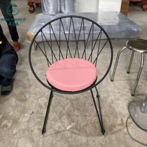 ghe-cafe-boc-da-nau-khung-sat-co-tay-moi-99