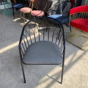 ghe-cafe-boc-da-nau-khung-sat-co-tay-moi-99