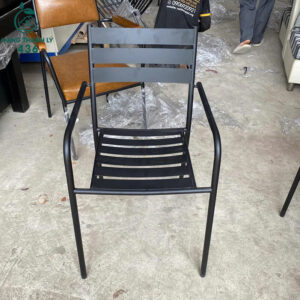 ghe-cafe-boc-da-nau-khung-sat-co-tay-moi-99