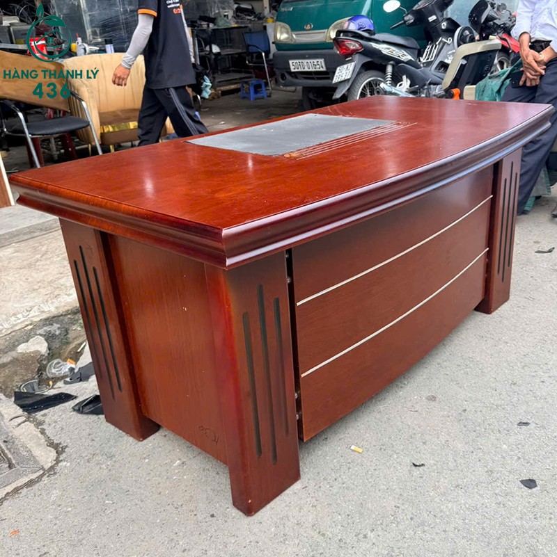 Bàn Giám Đốc Cũ 1M6X80CM Thiết Kế Mặt Trước Cong ban-giam-doc-cu-kieu-mat-cong-co-tam-lot-den-tien-loi-2 Bàn Giám Đốc Cũ 1M6X80CM Thiết Kế Mặt Trước Cong