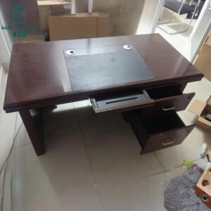 ban-giam-doc-go-cu-kieu-truyen-thong-chac-chan