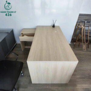 ban-lam-viec-cu-go-cong-nghiep-mau-sang