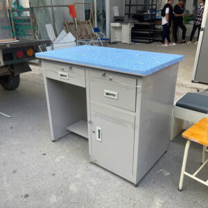 ban-lam-viec-cu-sat-mat-xanh-dung-cho-van-phong