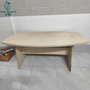 ban-lam-viec-go-cu-mat-cong-rong-rai