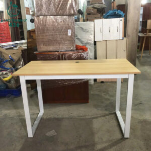 ban-lam-viec-mat-go-chan-sat-trang-don-gian