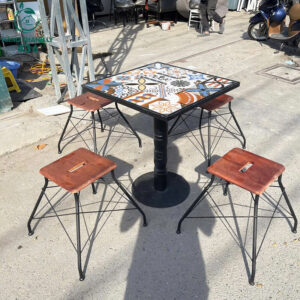 bo-ban-ghe-cafe-cu-mat-gach-bong-trang-tri