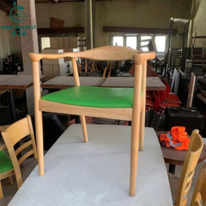 bo-ban-ghe-cafe-go-cu-4-ghe-nem-xanh