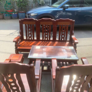 bo-ban-ghe-go-cu-phong-khach-cham-khac-truyen-thong