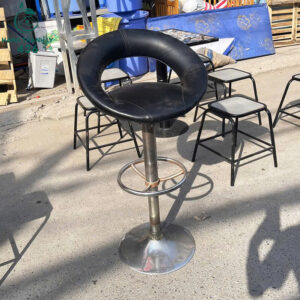 ghe-bar-cu-boc-da-den-chan-kim-loai