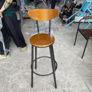 ghe-cafe-cu-khung-sat-mat-go-tua-lung-cong