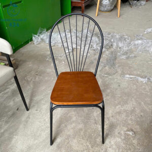 ghe-cafe-cu-khung-sat-mat-go-tua-lung-cong