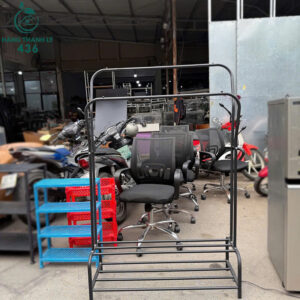 gia-treo-quan-ao-khung-sat-co-ke-duoi