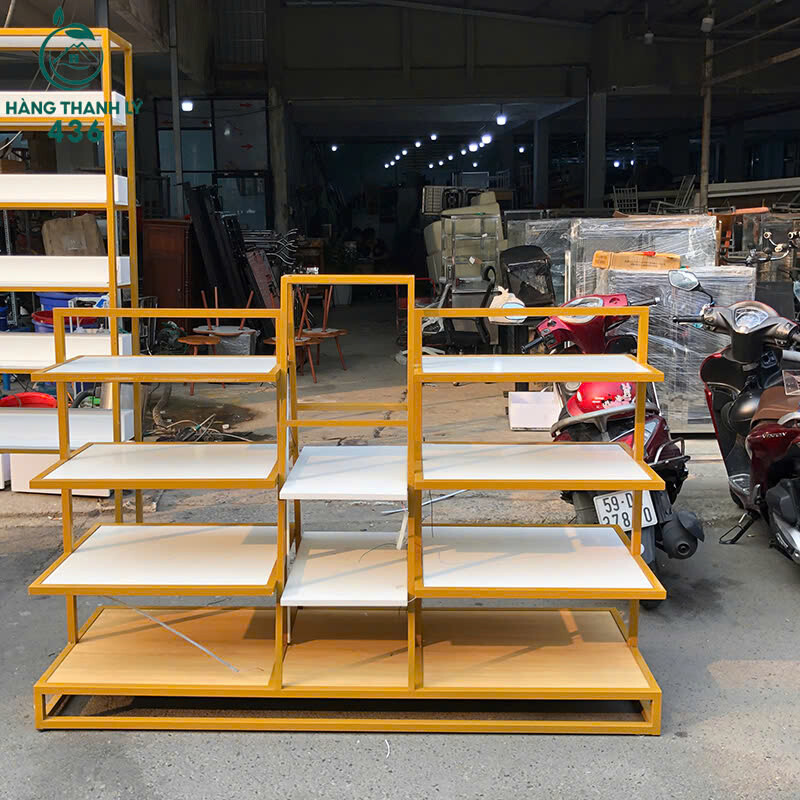 Kệ Cửa Hàng Cũ 1M85x60CMx1M3 Màu Trắng Viền Vàng ke-cua-hang-cu-1m85x60cmx1m3-mau-trang-vien-vang-thanh-ly-3 Kệ Cửa Hàng Cũ 1M85x60CMx1M3 Màu Trắng Viền Vàng