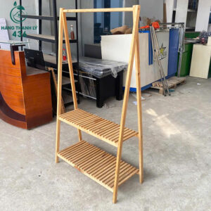 ke-treo-quan-ao-go-tu-nhien-don-gian