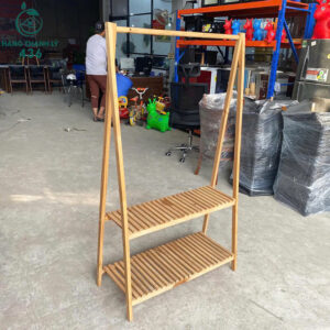 ke-treo-quan-ao-go-tu-nhien-don-gian