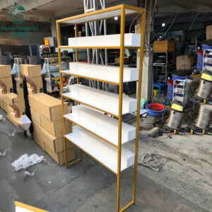 ke-trung-bay-cu-khung-sat-vang-mat-go