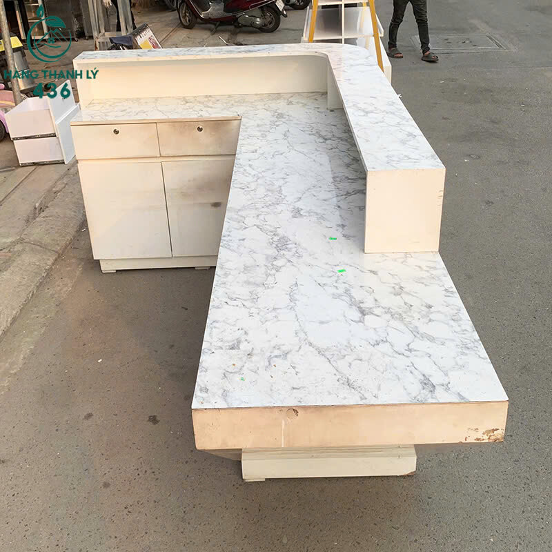 Quầy Tiếp Khách Chữ L Cũ 2M4x1M4x1M05 Mặt Đá Sang Trọng quay-tiep-khach-chu-l-cu-mat-da-sang-trong-1 Quầy Tiếp Khách Chữ L Cũ 2M4x1M4x1M05 Mặt Đá Sang Trọng