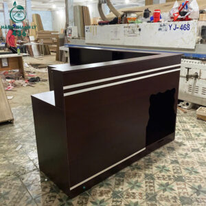 quay-tiep-tan-van-phong-mau-nau-dam