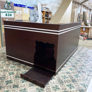 quay-tiep-tan-van-phong-mau-nau-dam