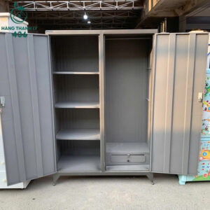 tu-sat-dung-quan-ao-kem-guong-soi-toan-than