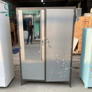 tu-sat-dung-quan-ao-kem-guong-soi-toan-than