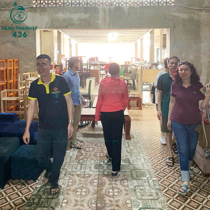 khach-tham-quan-va-lua-chon-noi-that-truc-tiep-ben-trong-kho-hang-thanh-ly-436 Không Khí Mua Sắm Cuối Năm Nhộn Nhịp Tại Hàng Thanh Lý 436  