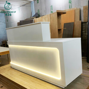 Quầy Lễ Tân Màu Trắng Bo Cong Có Đèn LED Mới 99%
