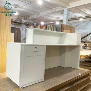 Quầy Lễ Tân Màu Trắng Bo Cong Có Đèn LED Mới 99%