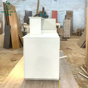 Quầy Lễ Tân Màu Trắng Bo Cong Có Đèn LED Mới 99%