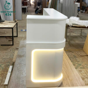 Quầy Lễ Tân Màu Trắng Bo Cong Có Đèn LED Mới 99%
