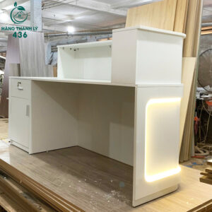 Quầy Lễ Tân Màu Trắng Bo Cong Có Đèn LED Mới 99%