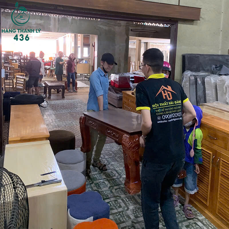 xem-hang-truc-tiep-ung-la-co-nhan-vien-ho-tro-lien-tai-hang-thanh-ly-436 Không Khí Mua Sắm Cuối Năm Nhộn Nhịp Tại Hàng Thanh Lý 436  